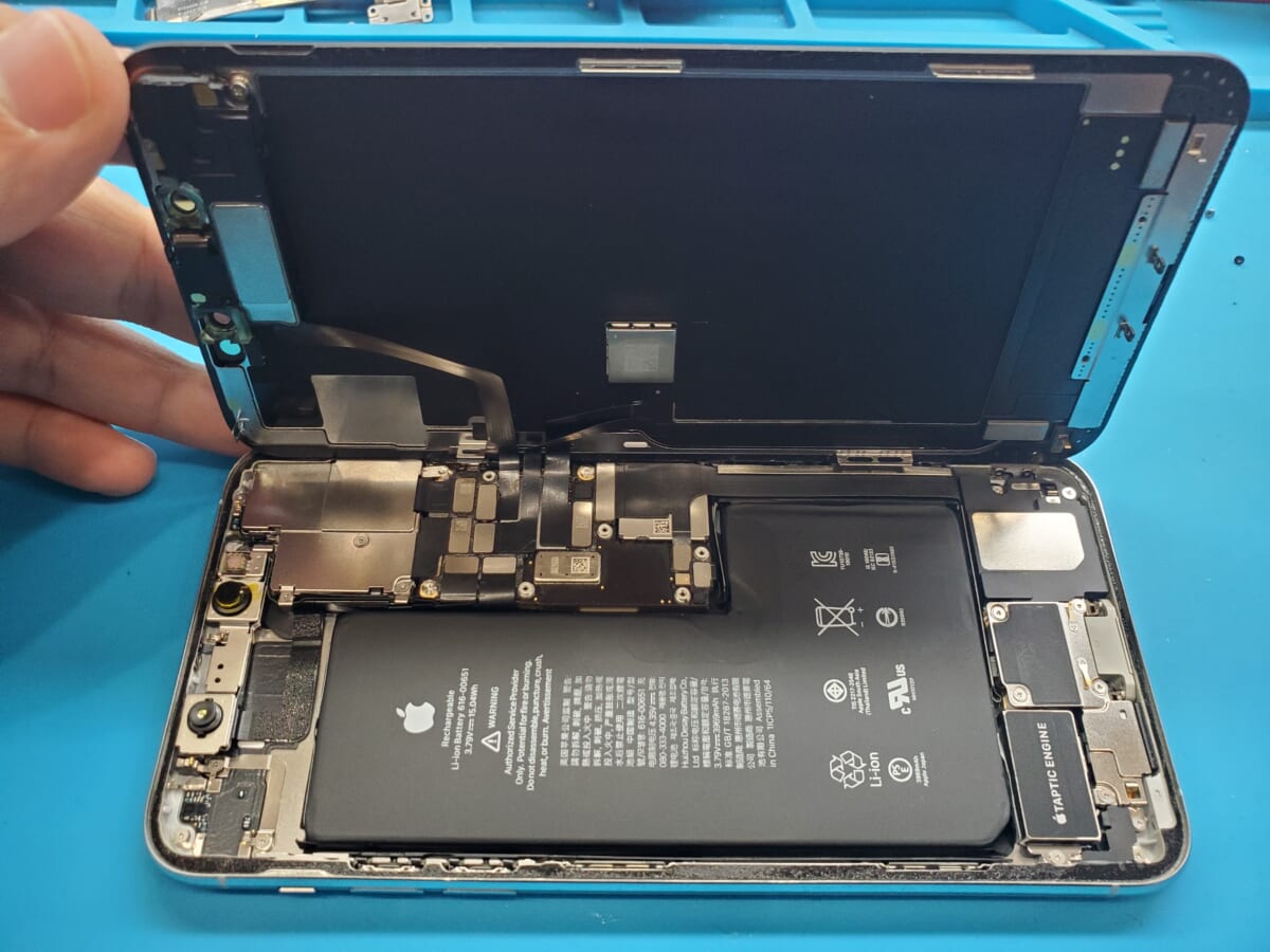 分解したiPhone 11 Pro Maxの本体とディスプレイ内部の状態