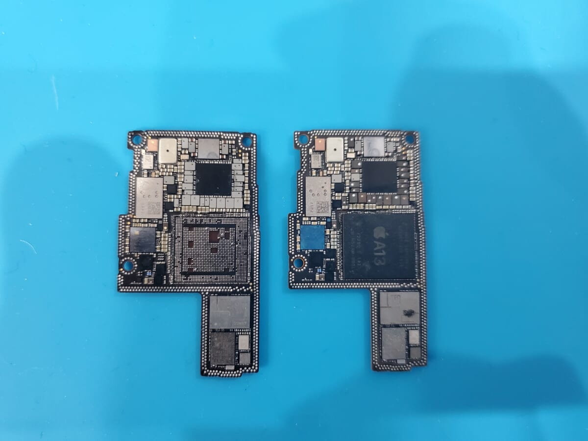 上下二枚に分離したロジックボードを左右で比較している様子