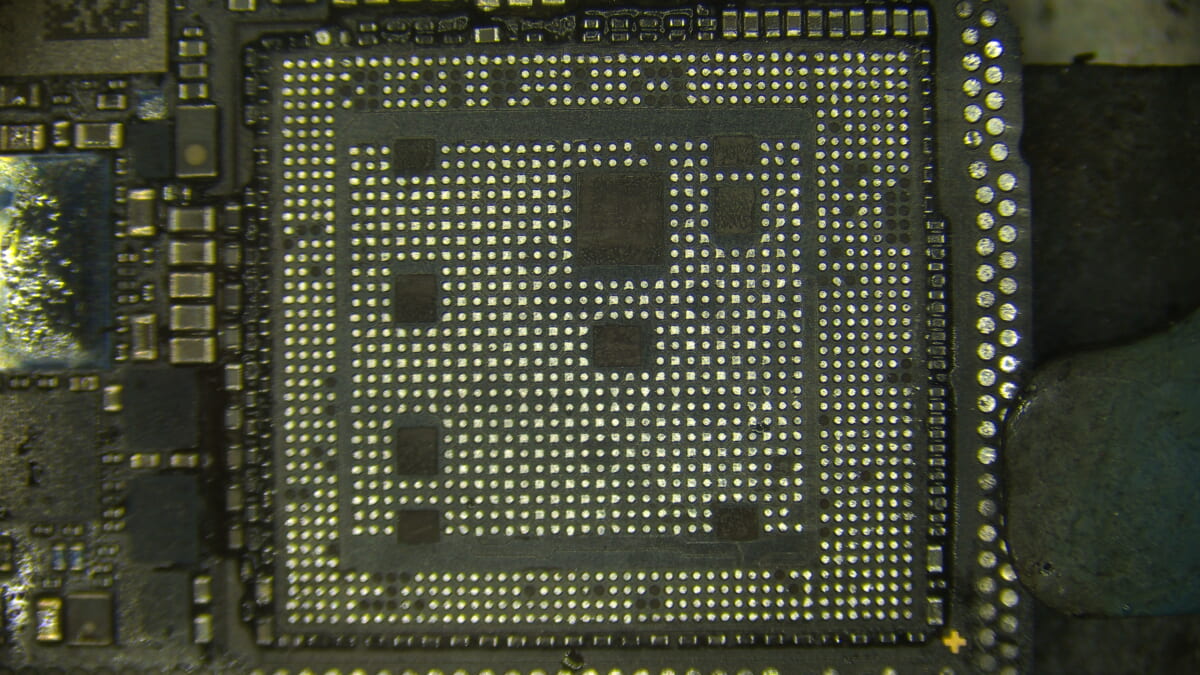 CPU取り外し後の基板側パッド面の拡大写真