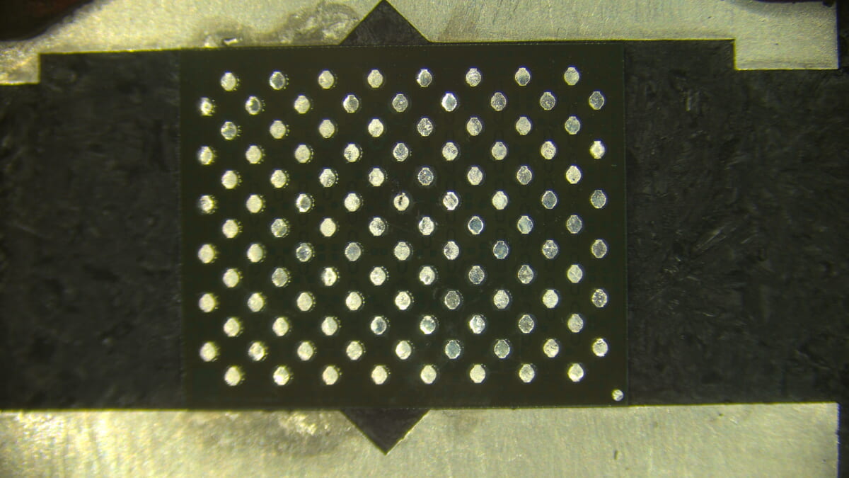 NANDチップ側のボール面の状態を確認している様子