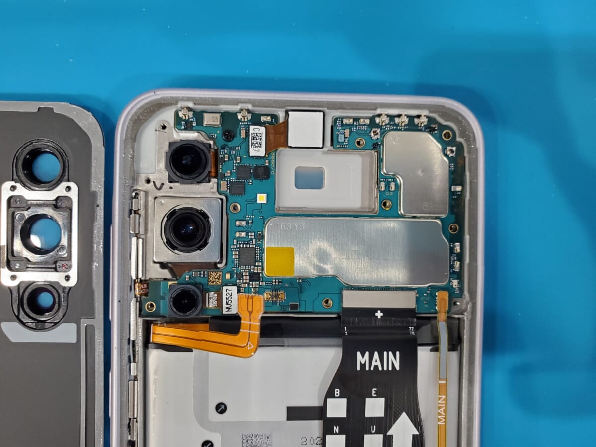 Galaxy A36 SC-54F 基板メタルシールドの衝撃痕