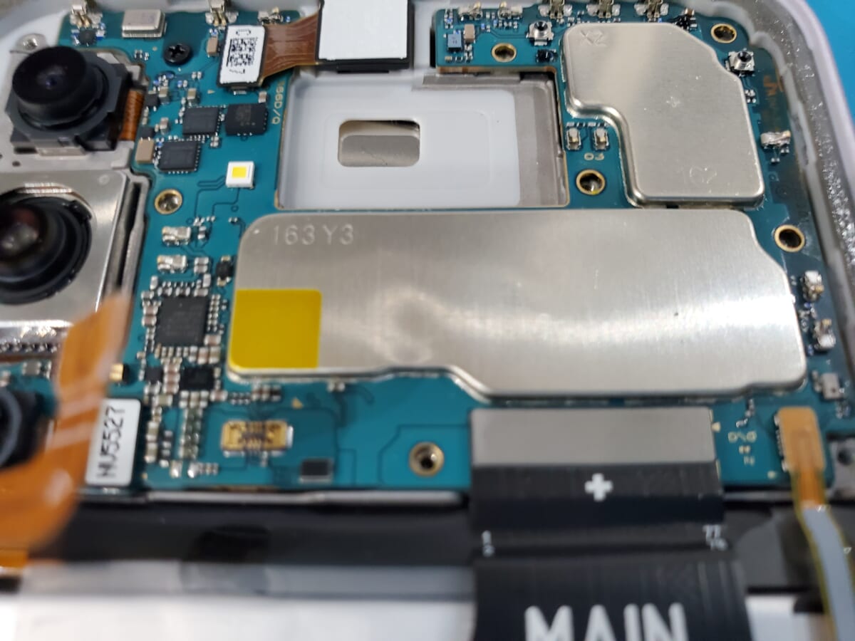 Galaxy A36 SC-54F メタルシールド衝撃痕の拡大